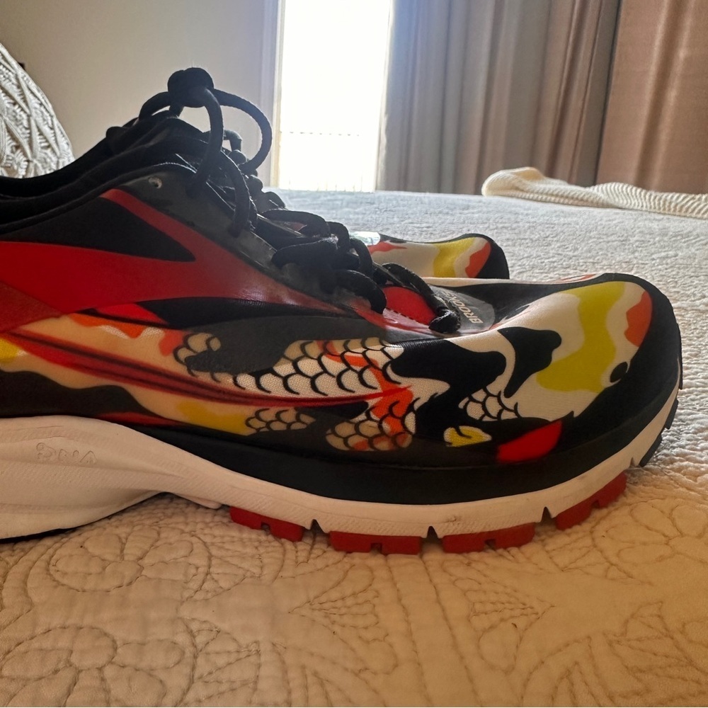 Brooks Tokyo Koi Men’s Red and Black Athletic Running Shoes size 12.5 Colorful - Picture 10 of 10